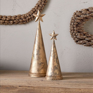 Ajoutez une touche de charme festif avec ce trio d'arbres de Noël rustiques en forme de cône dorés, décorés de étoiles, parfaits pour la décoration de table des fêtes. - Product Image 4