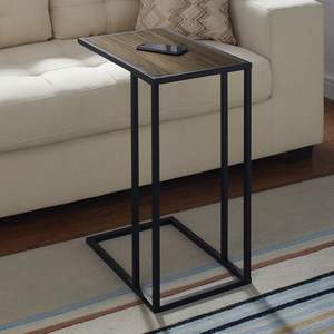 Mesa auxiliar de hierro con superficie de madera atemporal, diseñada para combinar con estilos de hogar clásicos y modernos. - Product Image 3