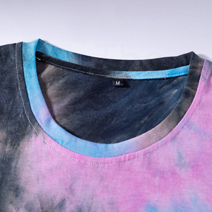 Camiseta de Manga Corta con Cuello Redondo y Estampado Tie-Dye para Hombre, Corte Regular, Tejido de Punto Informal, Diseño con Patrón Azul, Rosa y Negro - Product Image 4