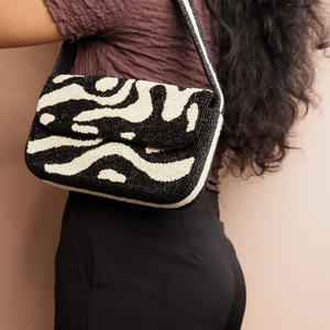 Sac à main bandoulière pour femme, noir rayé, orné de perles blanches, avec chaîne, pochette à fermeture éclair - Product Image 2