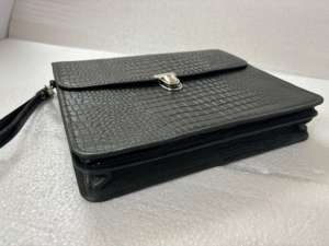 กระเป๋าคลัทช์หนังลายนูนสุดหรู พร้อมตัวล็อคโลหะและสายคล้องข้อมือ สีเขียวเข้ม ดีไซน์หรูหรา - Product Image 3