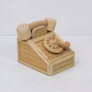 Téléphone jouet pour enfants en rotin naturel. Fabriqué au Vietnam, un jouet sûr pour les bébés. - Product Image 4