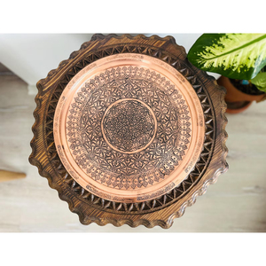 Assiette de service ronde en cuivre gravée, faite à la main, pour la table et la cuisine - Product Image 3