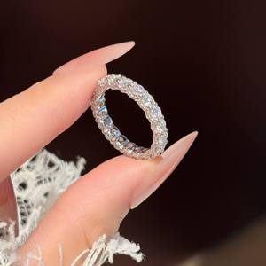 Anillo de compromiso de plata de ley S925 de alta gama, elegante anillo de boda, exquisito anillo con pavé de moissanita, chapado en platino. - Product Image 2