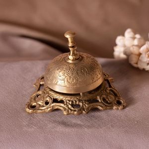 Cloche de table décorative en laiton de style antique avec motif en relief, sonnette à pression pour réception, comptoir, bureau et décoration intérieure - Product Image 1