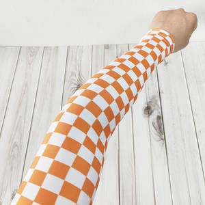 Manchons de cyclisme unisexes orange et blancs à carreaux, anti-UV, compressifs, rafraîchissants, résistants à l'eau, personnalisables par sublimation pour sports de plein air - Product Image 3