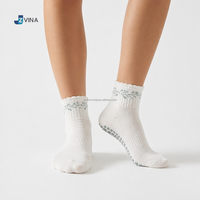 Chaussettes antidérapantes en coton jacquard à motif personnalisé JZVINA pour femmes, idéales pour le Pilates, le yoga, la barre, usage intérieur, vente en gros, usine du Vietnam