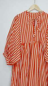 Vestido de Gasa de Algodón con Rayas Naranjas |   Vestido midi con estampado a mano - Product Image 4