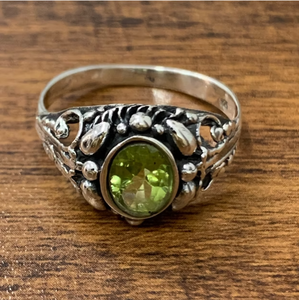 Bague ovale artisanale en péridot, tige sculptée en filigrane ouvert, bijoux en argent sterling pour usage quotidien et mariage - Product Image 3