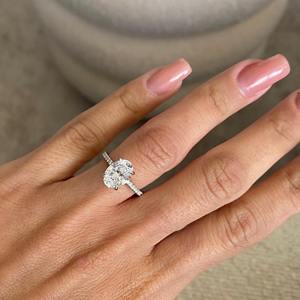 Anillo de Diamante Cultivado en Laboratorio de Corte Ovalado de 2.35 Quilates con Piedras Laterales Pavé _ Oro de 14K _ Anillo de Compromiso Creado en Laboratorio _ Certificado IGI - Product Image 4