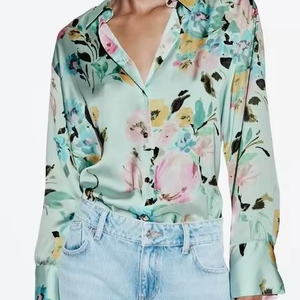 Listo para comprar: Camisa de satén floral para mujer, ideal para un look moderno y casual, al mejor precio de venta. - Product Image 1