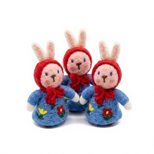 Poupées Lapins Traditionnelles Faites à la Main, Robe Florale Bleue à Capuche Rouge, en Feutre Brodé, Décoration de Noël Écologique pour Petite Table - Product Image 1