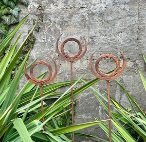 Estacas Decorativas Metálicas Resistentes a la Intemperie para Jardín, Patio y Césped, Soportes Fuertes de Hierro para Plantas - Product Image 4