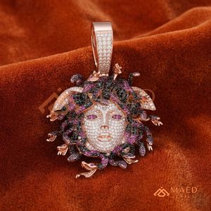 จี้เมดูซ่าชุบทองคำขาวแบบกำหนดเองได้ – ประดับเพชร VVS มอยส์ซาไนต์ / สร้อยคอฮิปฮอป จี้หัวเมดูซ่า ทองคำขาว - Product Image 1