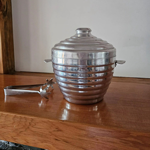 Seau élégant en métal argenté avec couvercle et pince pour la décoration de comptoir de bar, les réceptions à domicile et la mise en valeur de la table haut de gamme, provenant d'Inde - Product Image 1