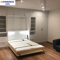 Lit Murphy horizontal blanc avec armoire, vitrine et rangement supérieur, lit mural pliable pour chambre d'amis