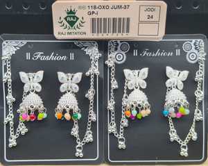 Boucles d'oreilles Jhumka en forme de dôme papillon plaqué argent avec chaîne Ghungroo et perles colorées pendantes – Catalogue d'exportation en gros - Product Image 2