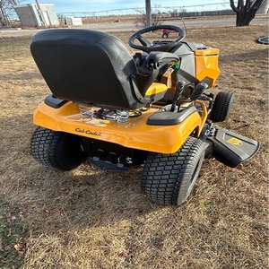 Tracteur tondeuse Enduro AS 900 fiable, adapté aux grands jardins, offrant une coupe de gazon puissante et une maniabilité fluide. - Product Image 3