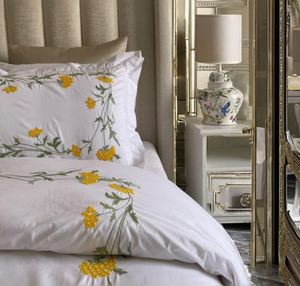 Juego de Fundas de Edredón de Satén de Algodón Personalizadas al por Mayor, 300 Hilos, con Bordado de Hortensias Amarillas y Dobladillo, para el Hogar y Bodas - Product Image 1