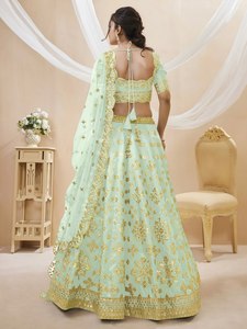 Magnifique Lehenga Choli semi-cousu en soie artificielle à imprimé floral, avec motifs miroir bleus et silhouette de plage, pour tenue de mariage traditionnelle - Product Image 3