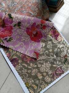 Tissu brodé de fleurs avec un fond floral imprimé - Product Image 2
