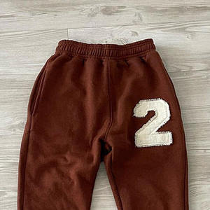 Ensemble de survêtement marron pour homme avec sweat à capuche brodé et appliqué numéroté, pantalon de survêtement large en molleton de coton, style streetwear - Product Image 2