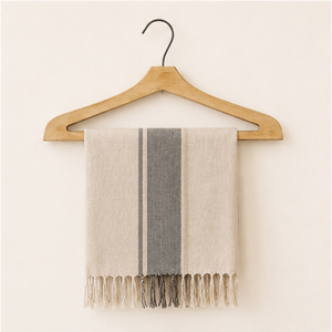 Percha de Madera Maciza de Lujo con Gancho Giratorio, Barra para Pantalones y Acabado Lacado Liso para Abrigos y Trajes Pesados, al Mejor Precio - Product Image 4