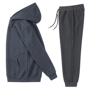 Traje deportivo premium para hombre hecho con tela transpirable que ofrece comodidad, flexibilidad y estilo moderno durante todo el día, para deportes y uso casual. - Product Image 3