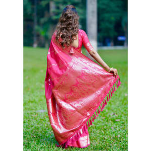 ผ้าส่าหรีสีชมพูแบบทอ Banarasi Jaal ผ้าไหมเนื้อนุ่ม แต่งด้วยดิ้นทอง งานฝีมืออินเดียและปากีสถาน โดย Elite Weaves - Product Image 3
