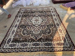 พรมลายเหรียญสไตล์เปอร์เซีย ผลิตในอินเดีย พร้อมพื้นสีแดงเข้มและลวดลายดอกไม้ประณีต ราคาขายส่ง - Product Image 3
