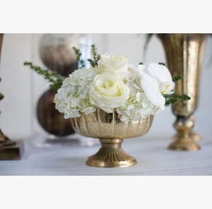 Bol en métal martelé à pieds finition or antique – Contenant floral de table cannelé pour décoration intérieure de luxe et repas - Product Image 1