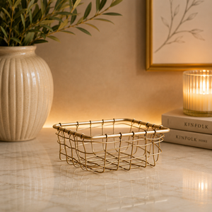 Panier en fil métallique doré classique avec design à grille ouverte pour le rangement des fruits et du pain, la présentation et l'organisation élégante de la table à la maison - Product Image 1