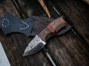 Couteau à dépecer artisanal en acier Damas, lame pleine longueur, biseautée, pour camping, chasse et usage général - Product Image 1
