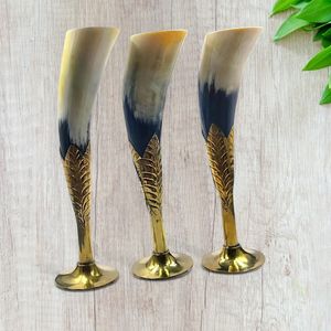 Verre à vin artisanal en corne de buffle, forme naturelle, sculpté avec un motif de plume dorée, imitation antique, objet de collection - Product Image 5