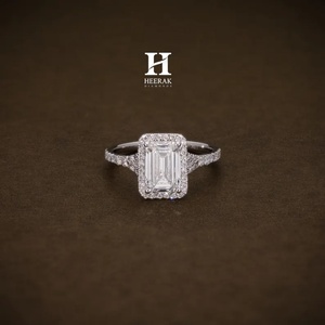Bague de fiançailles de luxe en or blanc 14 carats avec diamant de laboratoire taille émeraude 2,0 carats VVS1 DEF, halo et anneau fendu, pour femme - Product Image 5