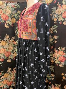 Vestido largo afgano con bordados elaborados, detalle floral intrincado en el cuerpo, falda acampanada de longitud completa y estilo tribal tradicional. - Product Image 5