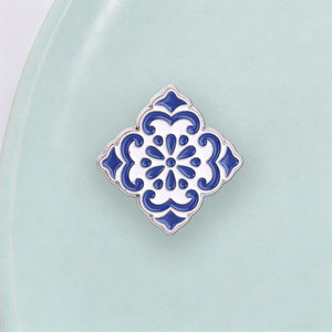 Épinglette en métal motif carreaux azulejo portugais bleus et blancs, broche traditionnelle ibérique en céramique émaillée - Product Image 2