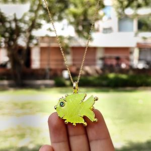 Nouvel arrivage : Collier pendentif poisson en jade préhnite sculpté à la main, avec œil en émeraude CZ, plaqué or 18 carats, serti de perles, bijoux côtiers - Product Image 5