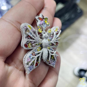 Collier papillon de créateur avec détail en pierre arc-en-ciel et sertissage en diamant moissanite - Product Image 2