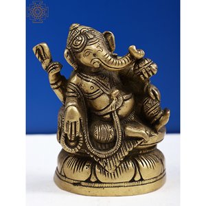 Petite sculpture en laiton de 3 pouces fabriquée à la main Lord Ganesha assis sur un piédestal de lotus - Product Image 1