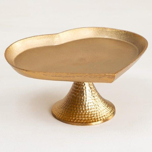 Support à gâteau élégant en métal doré en forme de cœur, design martelé, base sur piédestal, parfait pour la décoration de mariages et de fêtes de luxe - Product Image 5