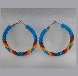 Pendientes de cuentas de vidrio pintorizadas para una expresión artística y a la moda, destacando los intrincados detalles de las cuentas y el diseño moderno. - Product Image 5