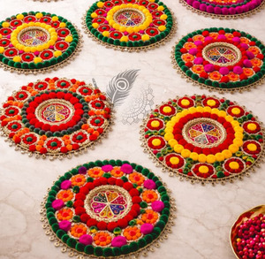 Juego de Tapetes Decorativos Artesanales Rajasthani con Pompones y Gota Patti, Tapetes Colgantes de Pared con Borde de Pompones Premium - Product Image 1