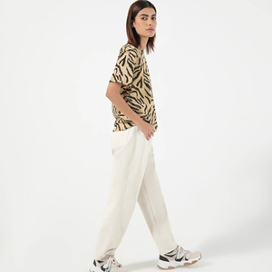 Nouveau T-shirt décontracté pour femme à col en V, manches courtes, taille repliable, coupe régulière, écologique et personnalisable - Product Image 3