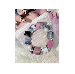 Pulsera de Resina de Diseño de Lujo con Acabado Pulido Suave, Accesorio Premium para Exhibiciones de Moda en Boutiques - Product Image 3