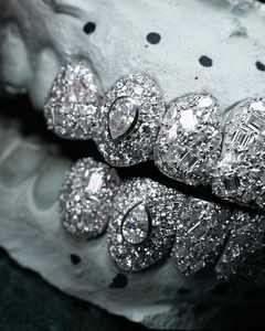 Joyería Fina Hip Hop: Set de Grillz para Luna de Miel con Diamantes, Grillz para Dientes Personalizados con Moissanita VVS y Piedra Central Grande - Product Image 3