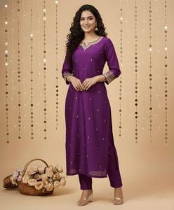 Ensemble Kurta et pantalon en soie romaine brodée violette avec dupatta, col cœur, coupe droite longueur mollet, tenue ethnique pour femme - Product Image 4