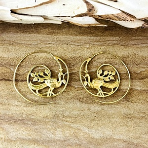 Pendientes de Aro de Pluma de Pavo Real de Alta Demanda, Pendientes Bohemios de Latón para Mujer, Aros Espirales Tribales de Animales Chapados en Oro de 18K para Venta al por Mayor/OEM/ODM - Product Image 1