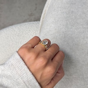 Ensemble de bague de fiançailles avec diamant de laboratoire ovale de 3 carats _ Pierres latérales _ Bande assortie _ Or jaune 14 carats _ Certifié IGI - Product Image 2