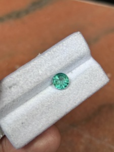 Esmeralda Zambiana de Lujo de 1.70 Ct, Verde Brillante, Redonda, Piedra Preciosa Suelta para Creación de Joyería Personalizada de Alta Gama - Product Image 5